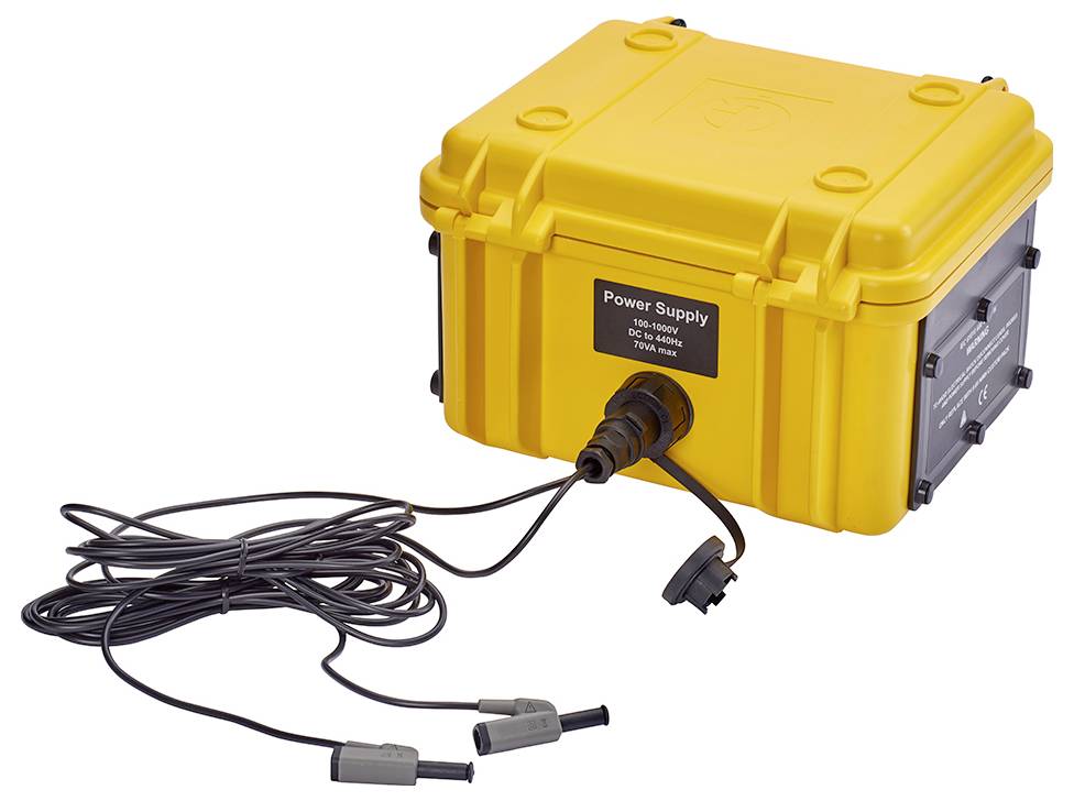 Geel, robuust voedingsbehuizing met zwarte kabels en verschillende aansluitingen, geschikt voor elektronische voeding voor buitentoepassingen.