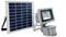 Een op zonne-energie werkende LED-schijnwerper met bewegingssensor naast een zonnepaneel. Ontworpen voor buitengebruik om energie-efficiënte verlichting te bieden.