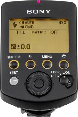 Een cameraflitssturingseenheid met display toont instellingen zoals 'AUTO', 'CMD', 'HSS', 'TTL', en een draaiknop voor aanpassing.