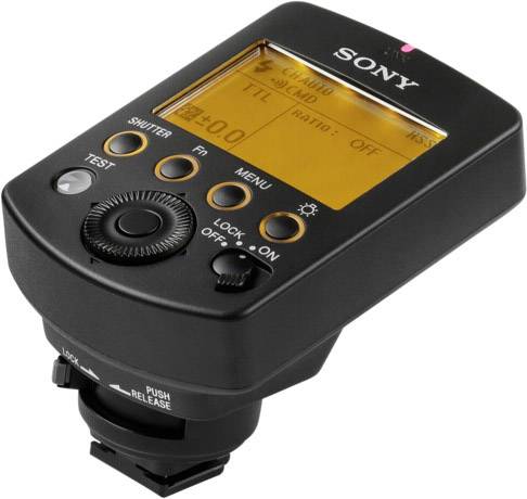 Een Sony-flitsbesturingseenheid met lcd-display toont instellingen voor TTL en verhouding. Bevat bedieningsknoppen en een vergrendelingsschakelaar.