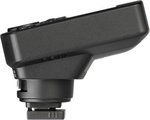 Zijaanzicht van een elektronische camera zoeker-opzetstuk in het zwart, toont de bevestigingsaansluiting en bedieningselementen.