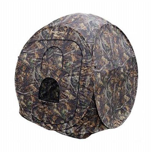 Een draagbaar camouflage-tent met een bladeren- en takkenpatroon, geschikt voor buitenactiviteiten zoals jagen of dierenfotografie.