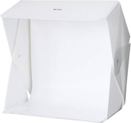 Witte, opvouwbare fotodoos met zachte, gelijkmatige lichtomstandigheden voor productfotografie. Geschikt voor kleine tot middelgrote objecten.