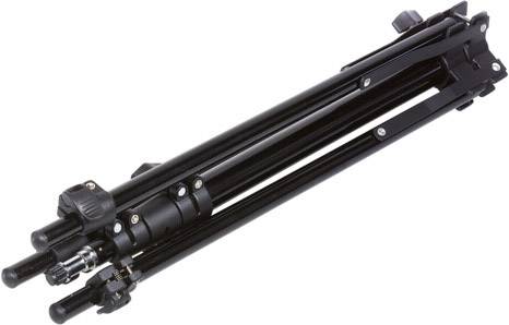 Een ingeklapt zwart statief. Het is compact en klaar voor transport, geschikt voor camera's of videoapparatuur.