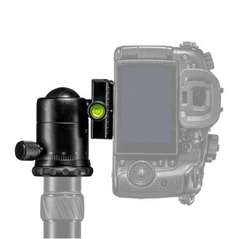 'Een camera op een statief, zijdelings gemonteerd, met geïntegreerde waterpas voor nivellering.'