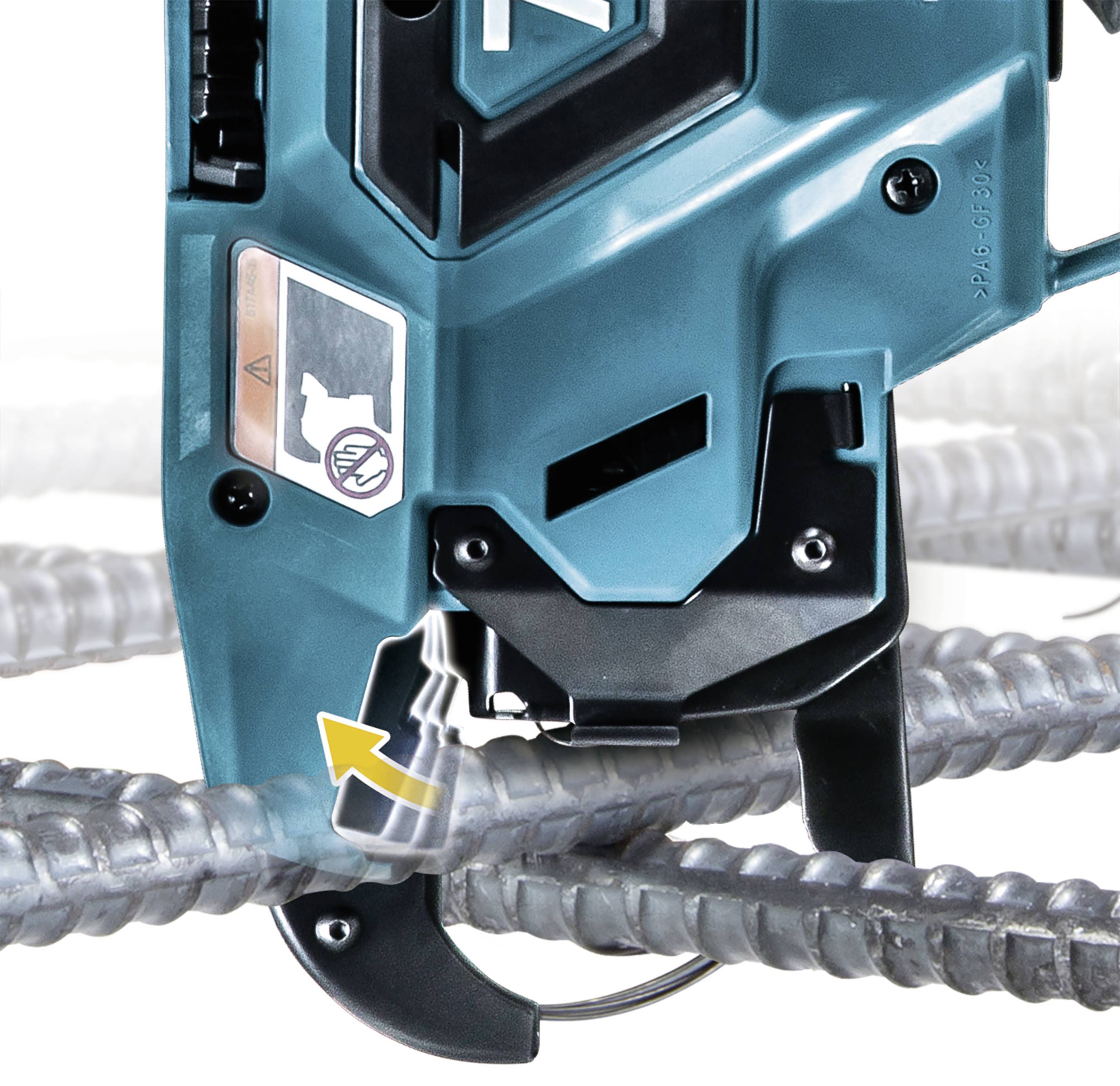 Een blauw-zwarte elektrische gereedschap snijdt door metalen spiralen. Een sticker toont een hondenverbodssymbool.