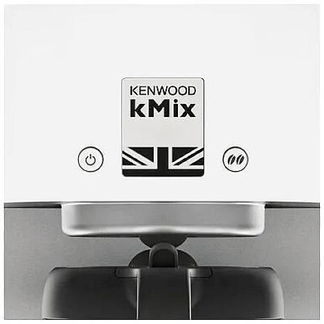 De voorkant van een Kenwood kMix koffiemachine toont het logo en de Britse vlag. Een aan/uit-knop is zichtbaar.