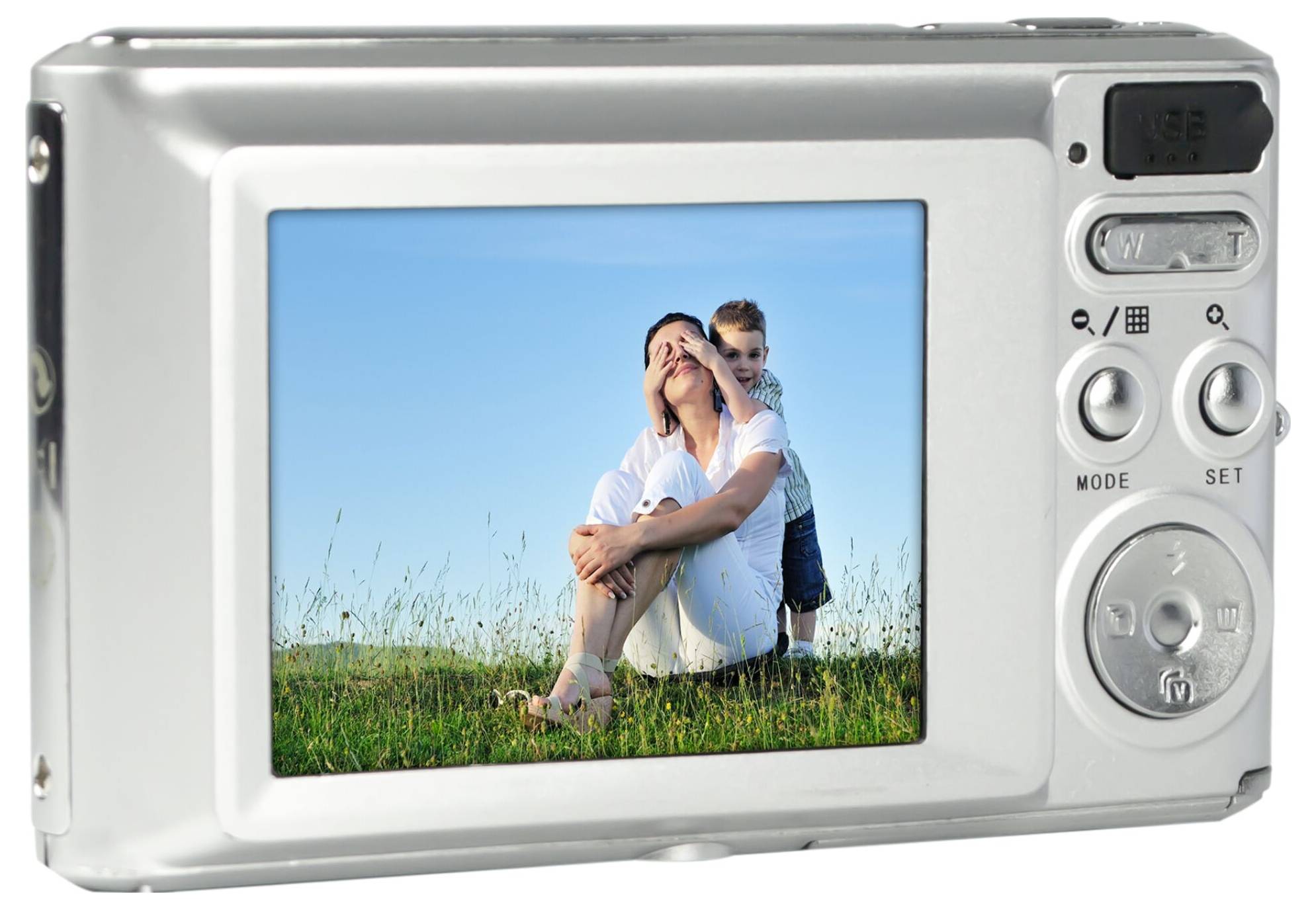 Digitale camera toont lachende vrouw en kind op grasveld in zonlicht op het scherm.