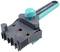 Grijs, rechthoekig gereedschap met een turquoise handvat en knop. Het heeft drie metalen gaten en is waarschijnlijk een borenset.