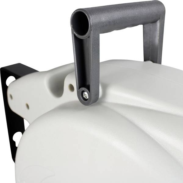 Een lichtgrijze, stevig ogende handgreep aan een rechthoekig object. De greep is van metaal en kan worden opgeklapt.