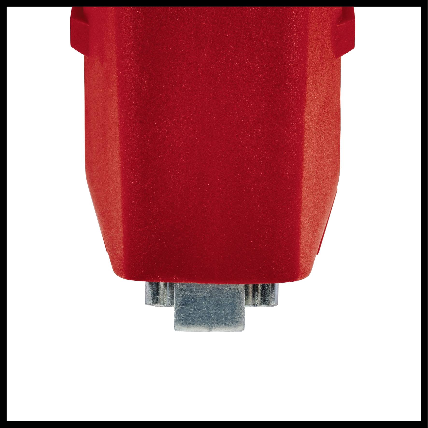 Close-up van een rood elektrisch apparaat met een metalen aansluiting aan de onderkant.