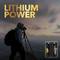 Man met camera op bergpunt bij zonsondergang, naast een lithiumbatterij. Tekst: 'Lithium Power'. Symboliseert energie en avontuur.