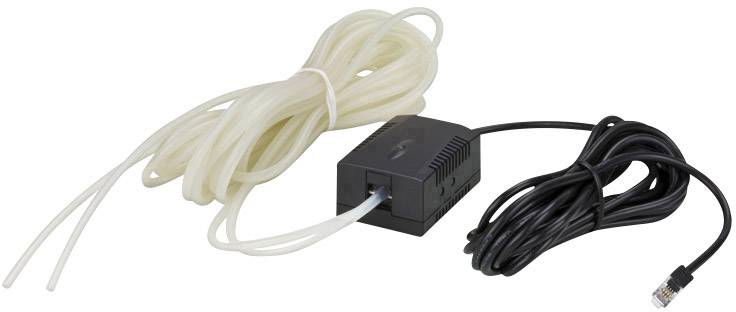 Een zwart apparaat met aangesloten Ethernet-kabel en transparante slang voor verbinding in netwerkomgevingen.