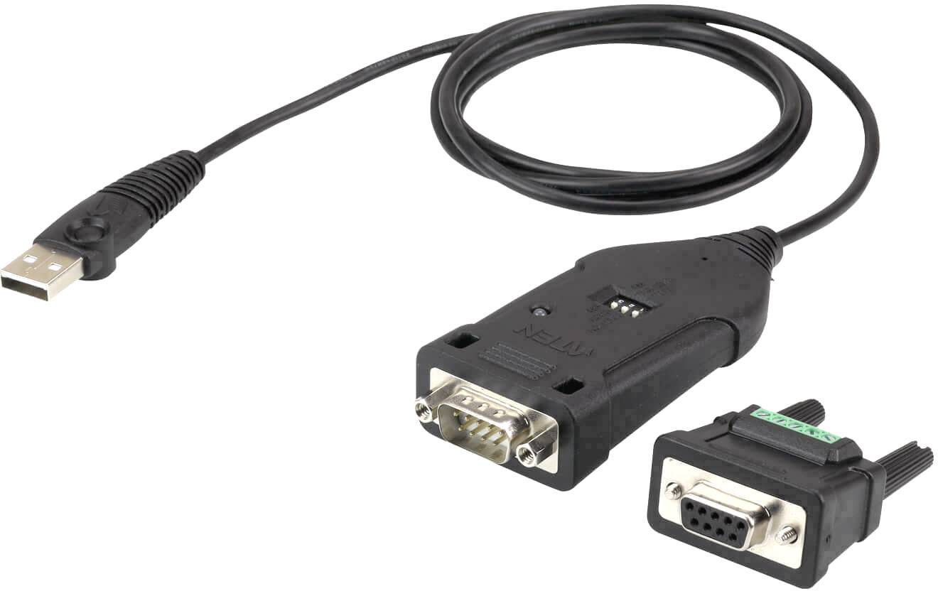 Een USB-naar-RS232-adapterkabel met een USB-stekker aan de ene kant en een RS232-stekker aan de andere kant voor seriële verbindingen.