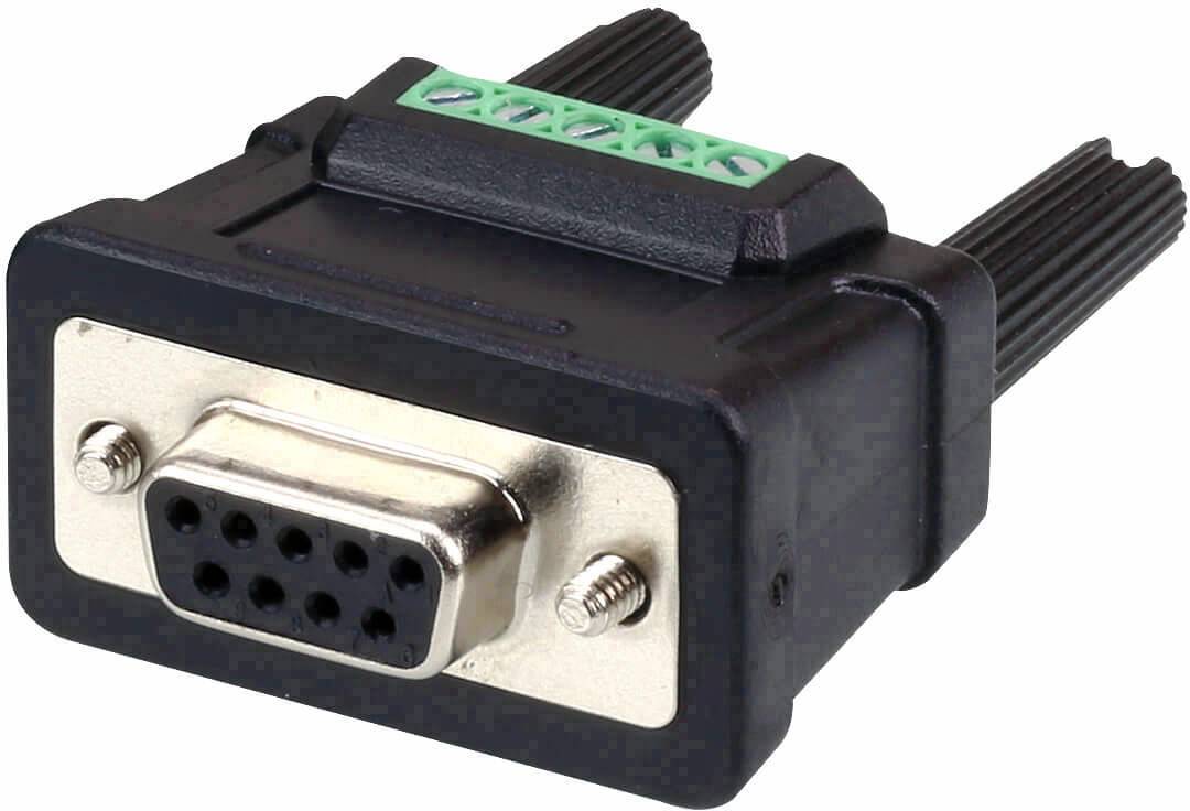 Een zwarte DB9-stekkeradapter met groene schroefklemmen aan de bovenzijde, gebruikt voor het verbinden van seriële apparaten.