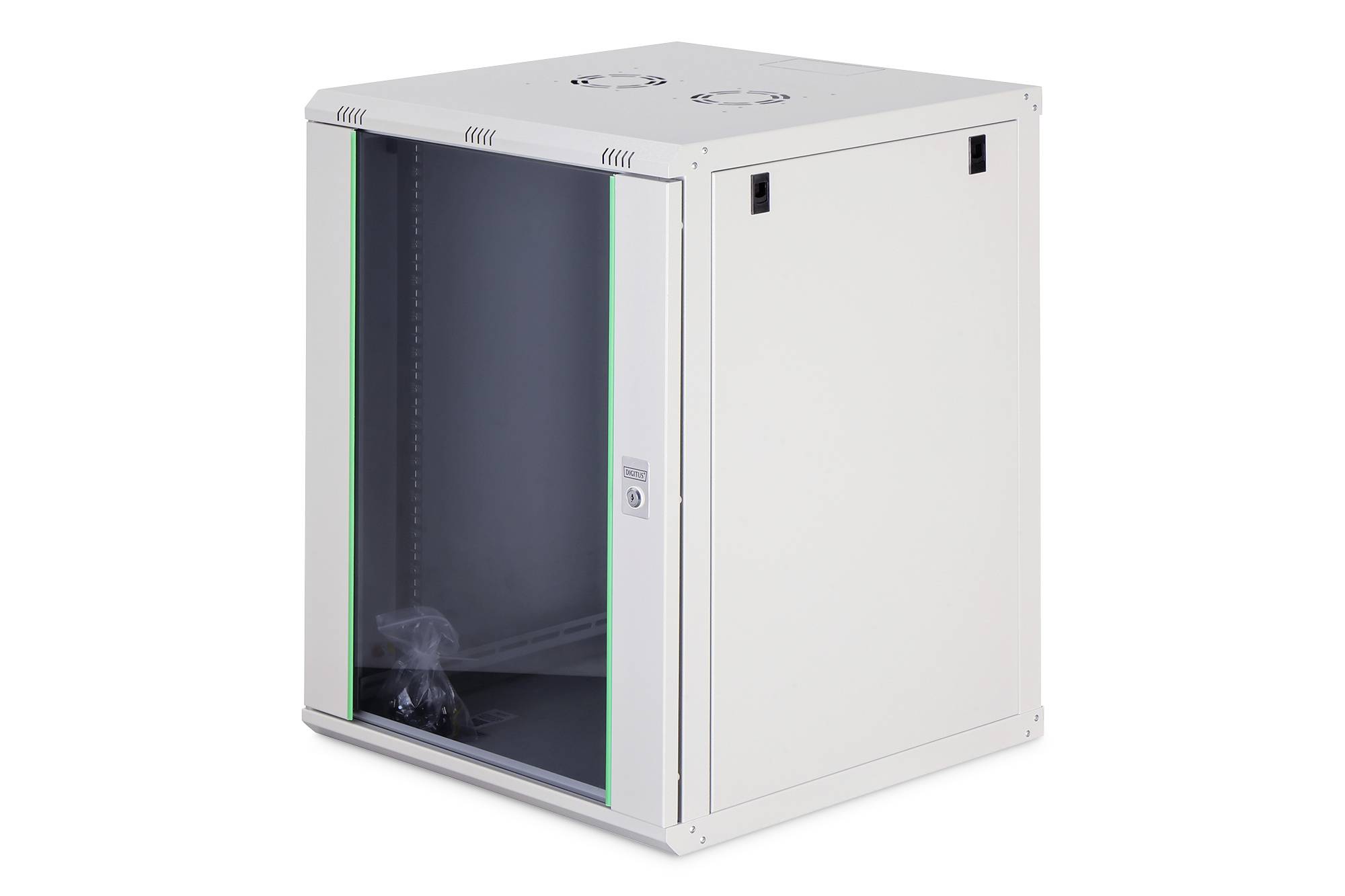 Een witte, rechthoekige serverrack-kast met een glazen deur die licht openstaat, waarbij de binnenkant met schappen zichtbaar is. Hij staat leeg en alleen op een witte achtergrond.