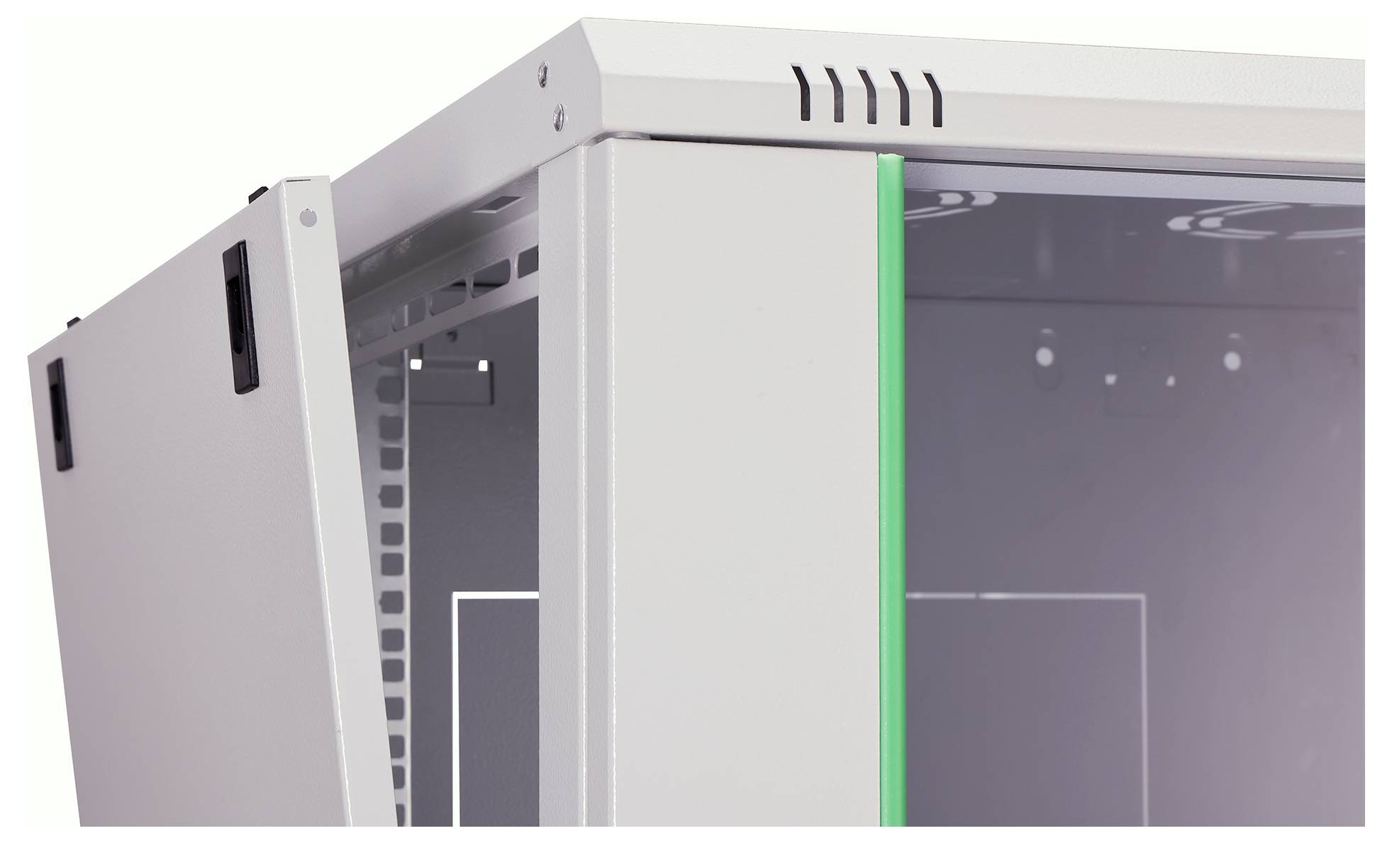 Een wit metalen kastje met een open deur en een groene verticale lichtstreep aan de zijkant, waarop interne compartimenten voor apparatuur zichtbaar zijn.