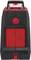 Een rood-zwarte lasermetingsapparaat met een rode aan-knop, licht gekanteld voor een vooraanzicht. Bovenaan straalt een rood laserlicht.