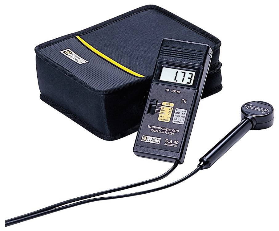 Een elektromagnetisch veldmeetapparaat met digitale weergave toont '1.73'. Naast het apparaat ligt een zwarte draagtas en een aangesloten sonde.