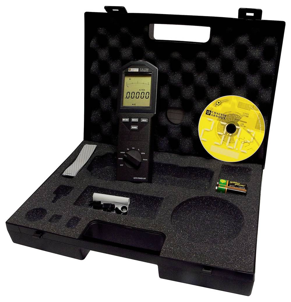 Zwarte koffer met schuimvulling, bevat een digitaal meetapparaat, een batterij, een geel cd-hoesje en kabeltoebehoren.