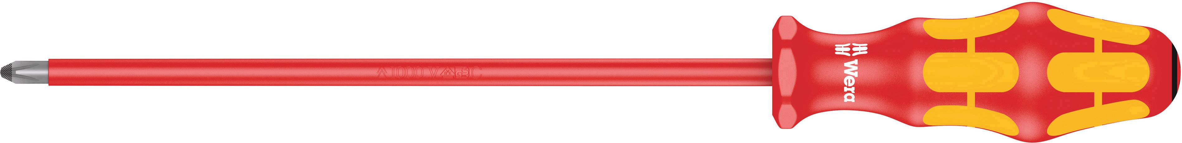 Een rode schroevendraaier met geïsoleerde handgreep voor elektricienswerkzaamheden, met een zwarte punt en een gele, ergonomische greep.