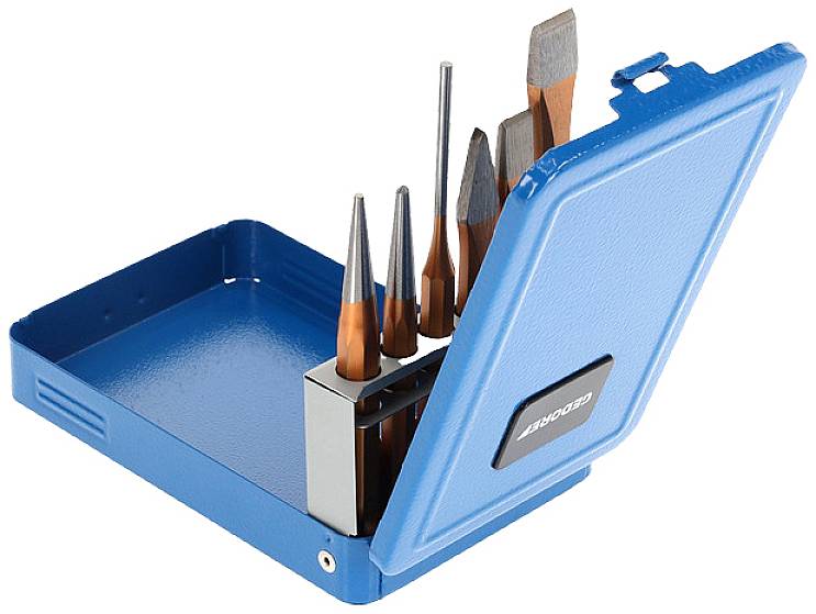 Een geopende blauwe metalen koffer bevat verschillende beitels en stempelgereedschappen met oranje handgrepen, die rechtop staan.