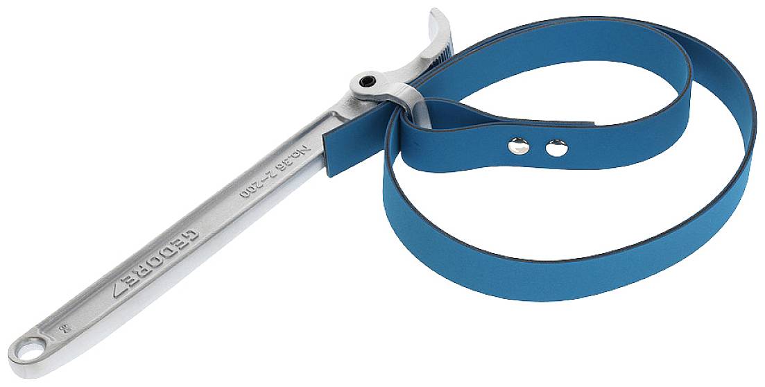 Een zilveren oliefiltersleutel met een blauwe riem voor het verwijderen van oliefilters, gefotografeerd op een witte achtergrond.