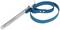 Een zilveren oliefiltersleutel met een blauwe riem voor het verwijderen van oliefilters, gefotografeerd op een witte achtergrond.