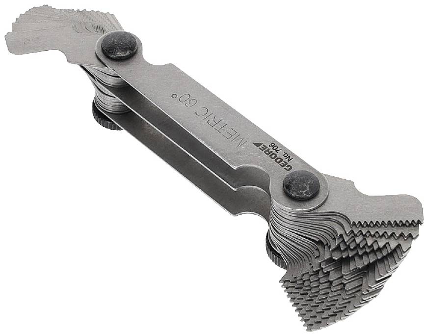 Een metalen schroefdraadmatenset met meerdere bladen die verschillende schroefdraadformaten controleren. Ingestempelde markeringen op de behuizing.