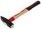 Een timmermanshamer met houten handvat en een zwart stalen kop, geschikt voor precisiewerk. Merklogo en symbolen op het handvat.