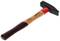 Een hamer met een houten steel en een zwart, metalliek hoofd. De steel is gedeeltelijk rood gelakt en het merk 'Gedore' is zichtbaar.
