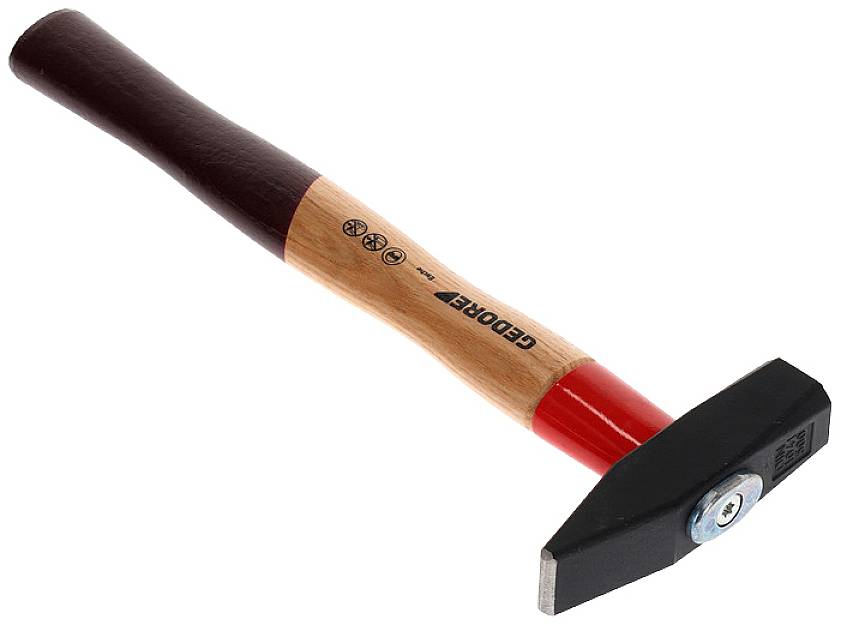 Een timmermanshamer met houten handgreep en rechthoekige kop. De handgreep toont de opdruk 'Gedore' en veiligheidscertificaten.