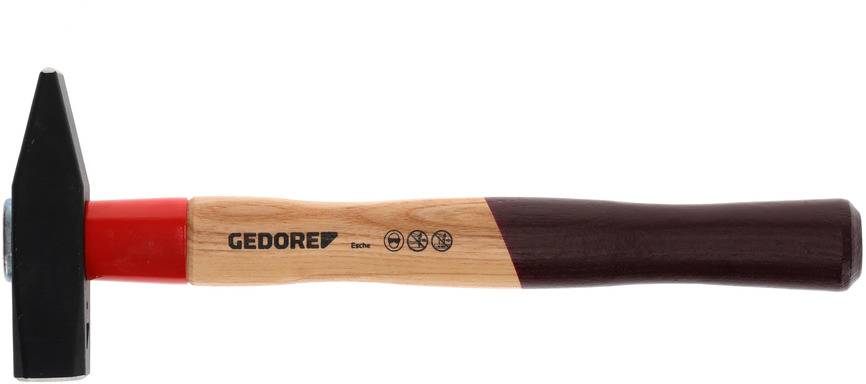 Een hamer met houten handvat en metalen kop, gemerkt met het opschrift 'GEDORE'. Het handvat is gedeeltelijk rood geverfd.