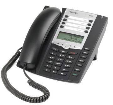 Een zwart kantoortelefoon met toetsenbord en display toont datum en tijd. De hoorn ligt aan de linkerkant van de telefoon.