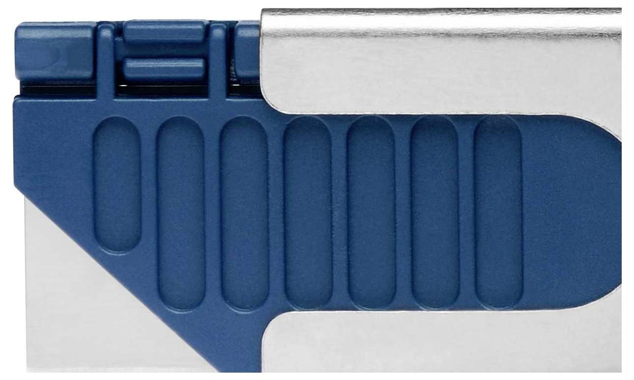 Een blauwe kunststof staaf met groeven, omgeven door een zilveren metalen behuizing.