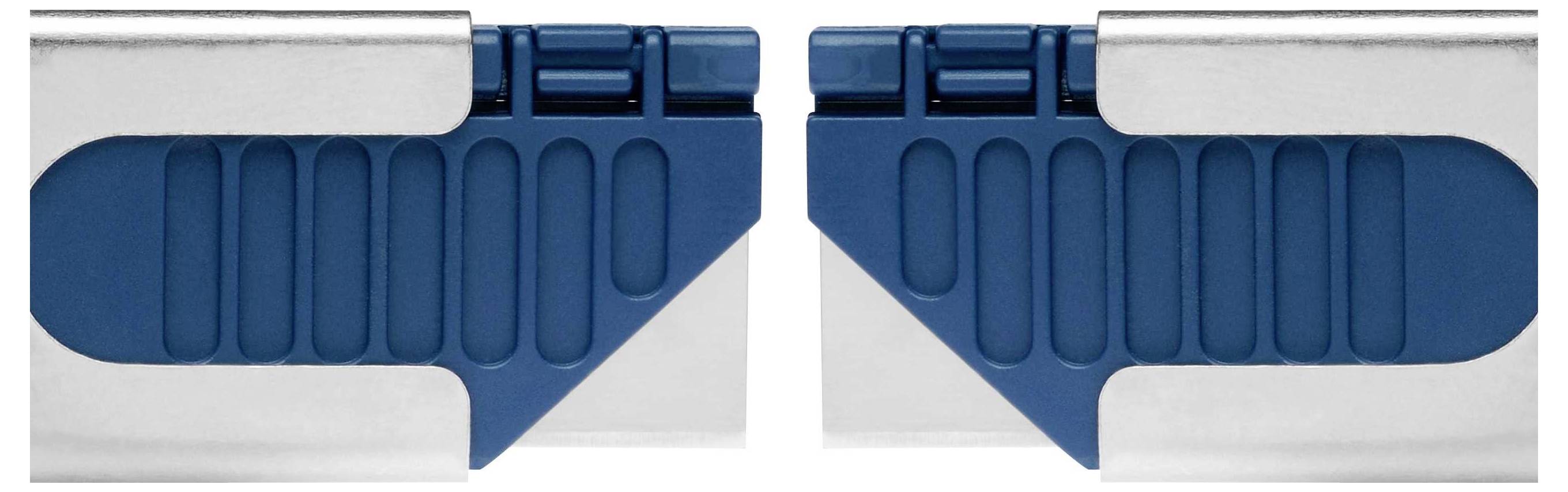 Twee verbonden metalen onderdelen met blauwe kunststof-elementen in het midden, waarvan de vorm doet denken aan een soort koppeling of verbindingsstuk.