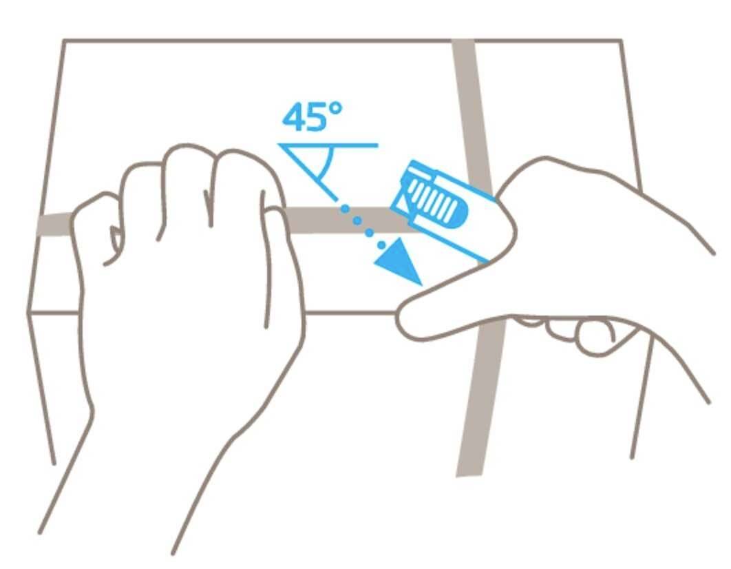 Twee handen openen een kartonnen doos met een stanleymes. De snijhoek bedraagt 45 graden.