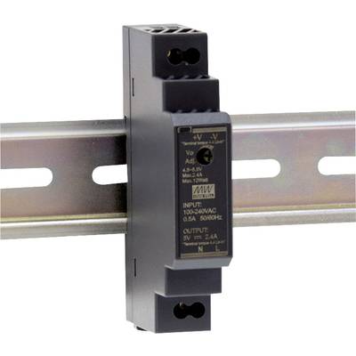 Een zwarte DIN-railvoeding, gemonteerd op een rail. Ingangsbereik: 100-240VAC; Uitgang: 5V, 2,4A.