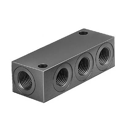 Metalen blok met vier cilindrische schroefdraadgaten op een rij, gebruikt voor het verbinden van buizen of slangen.