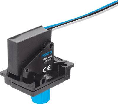 Een zwarte, rechthoekige elektrische sensor van Festo met blauwe en zwarte kabels, gemonteerd op een voet.