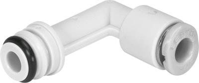 Een witte kunststof hoekverbinding met O-ring, veelal gebruikt in sanitaire installaties of irrigatiesystemen.