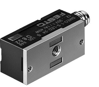 Een rechthoekige metalen sensor met kabelaansluiting, gemerkt met 'Festo SME-10'. Gebruikt voor contactloze detectie in automatiseringssystemen.