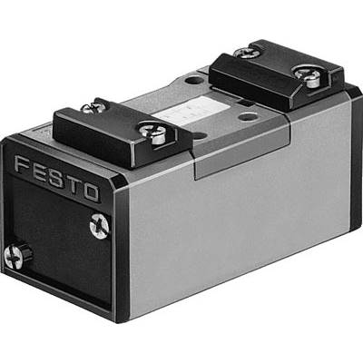 Een rechthoekig, industrieel ventiel met de opdruk 'FESTO'. Het heeft een zilver- en zwarte oppervlakte met zichtbare schroeven.