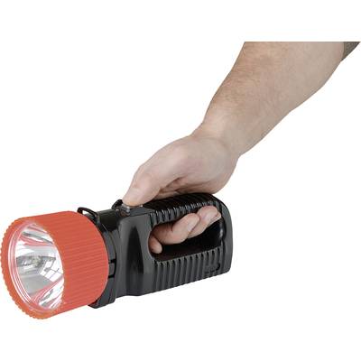 Een hand houdt een zwarte zaklamp met een rode kop, die wijst naar de rechterbenedenhoek.