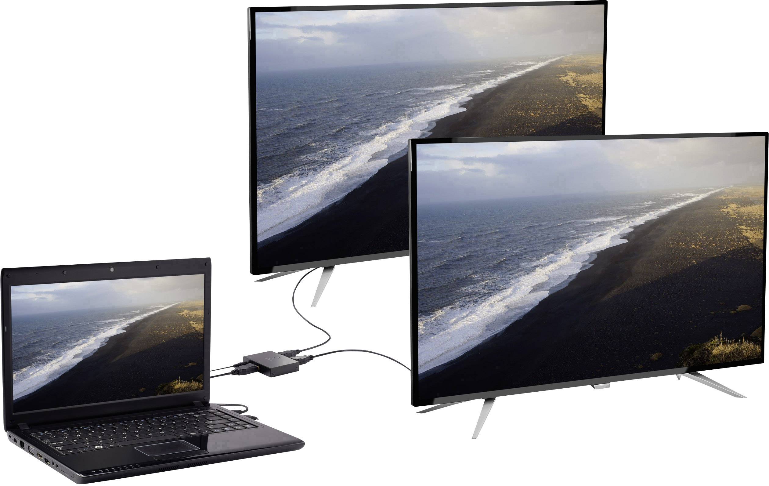 Een laptop toont een kustlandschap, verbonden met twee grote beeldschermen waarop dezelfde scène wordt weergegeven.
