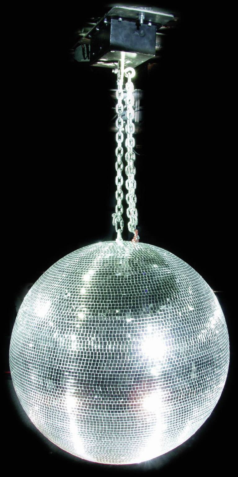 Een discobal hangt aan het plafond en weerkaatst licht in verschillende richtingen, een typisch decoratie-element voor feesten.