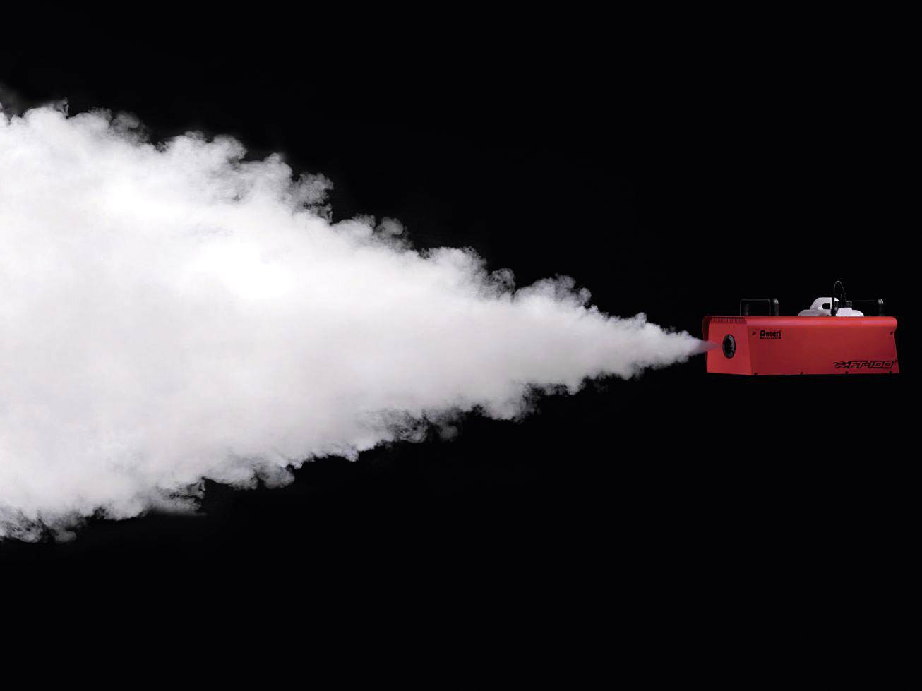 Een rode machine stoot een witte rookstraal uit die zich uitbreidt tegen een zwarte achtergrond.