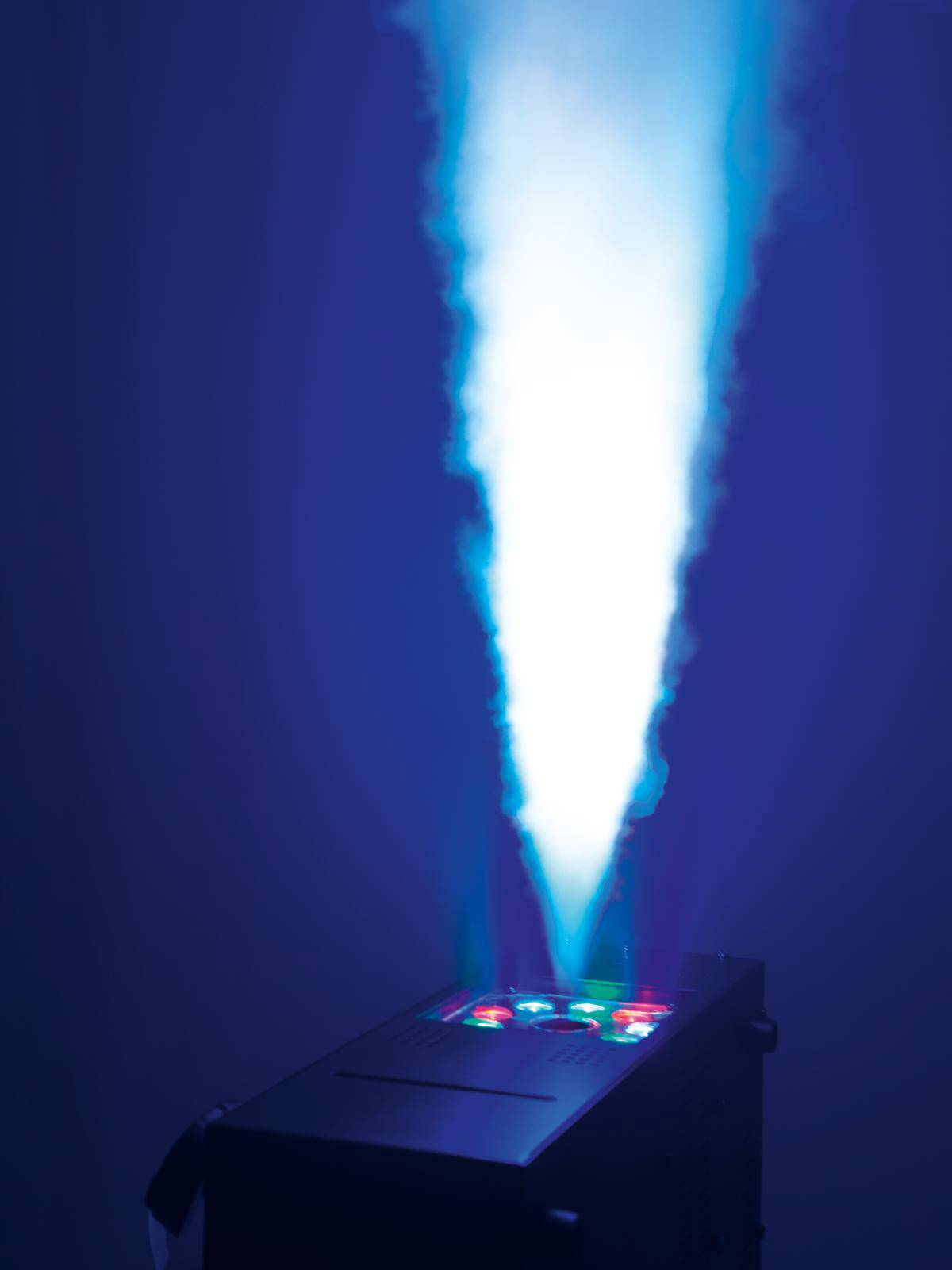 Een zwarte schijnwerper projecteert helder, blauw licht omhoog in een donkere ruimte. Sfeervol en technisch.
