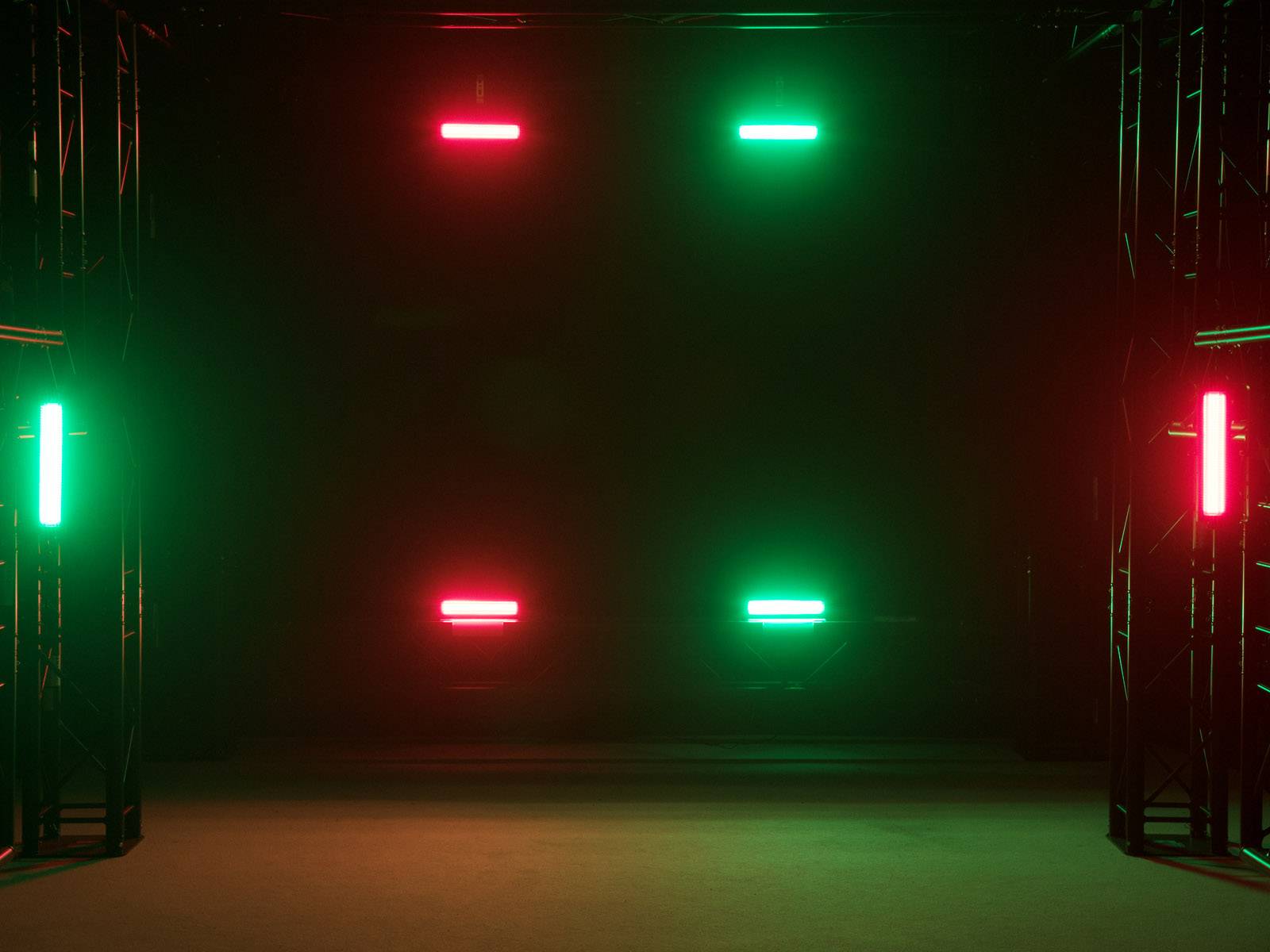 Donkere ruimte met drie rode en drie groene lichtstrepen aan de muren, gerangschikt in een symmetrisch patroon.