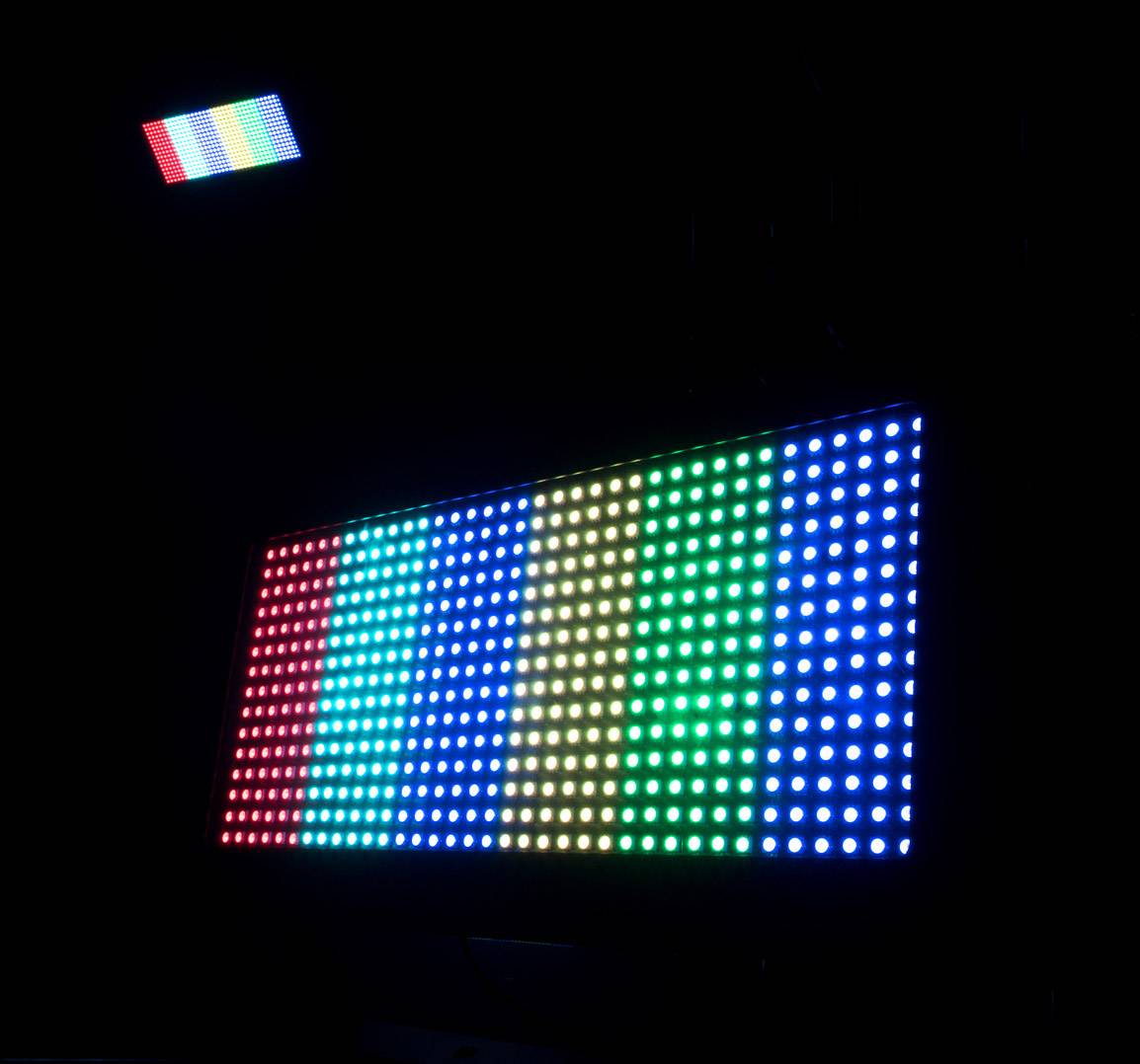 'Close-up van een LED-scherm dat rode, groene en blauwe pixels in een regelmatig patroon vertoont.'